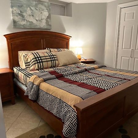 Deluxe Double Room- Hazel Stays Mississauga Exterior photo