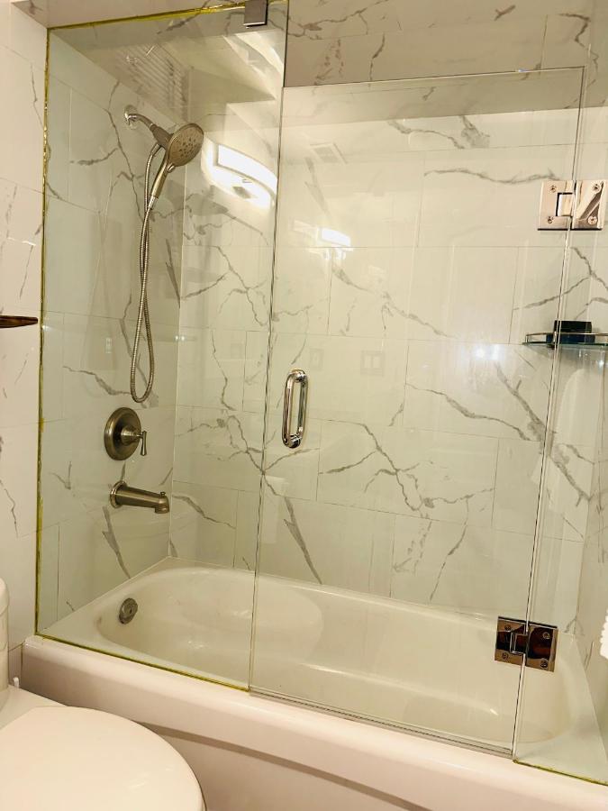 Deluxe Double Room- Hazel Stays Mississauga Exterior photo
