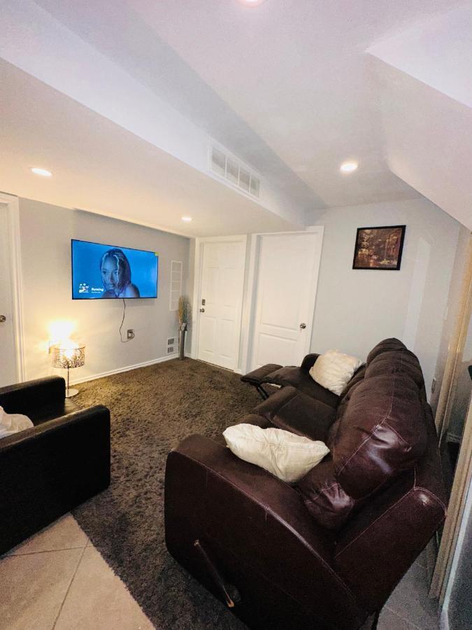 Deluxe Double Room- Hazel Stays Mississauga Exterior photo