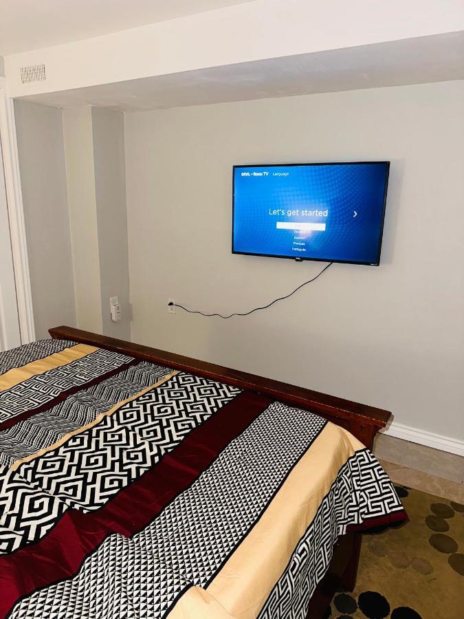 Deluxe Double Room- Hazel Stays Mississauga Exterior photo