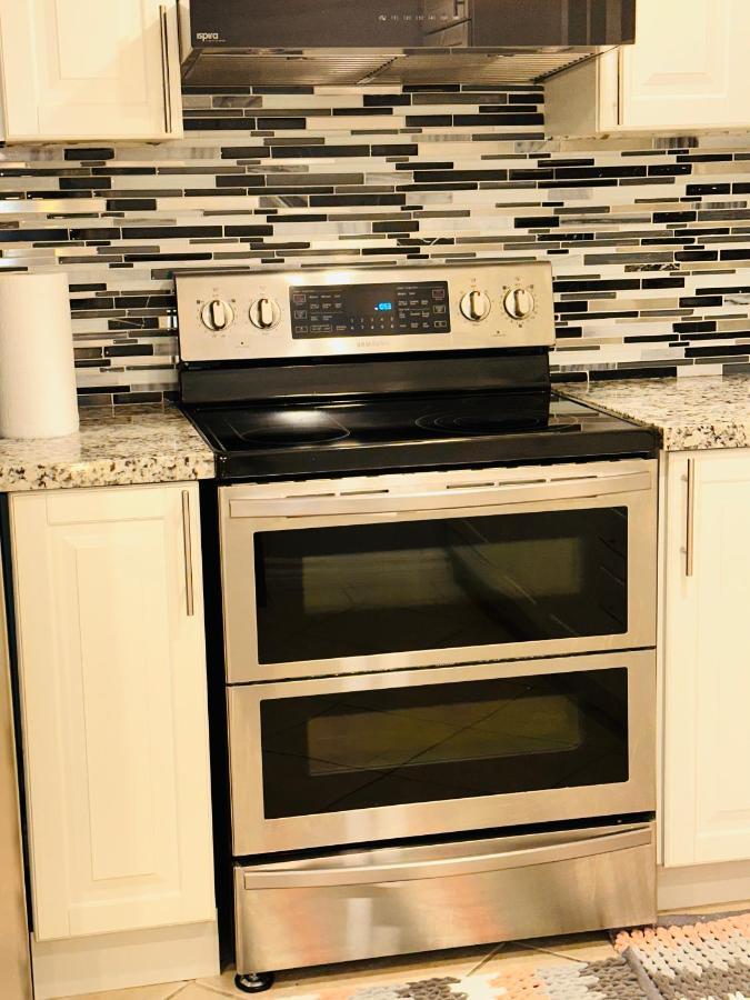 Deluxe Double Room- Hazel Stays Mississauga Exterior photo