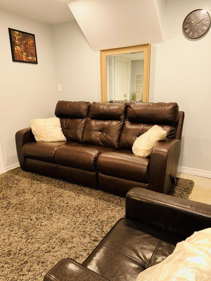 Deluxe Double Room- Hazel Stays Mississauga Exterior photo
