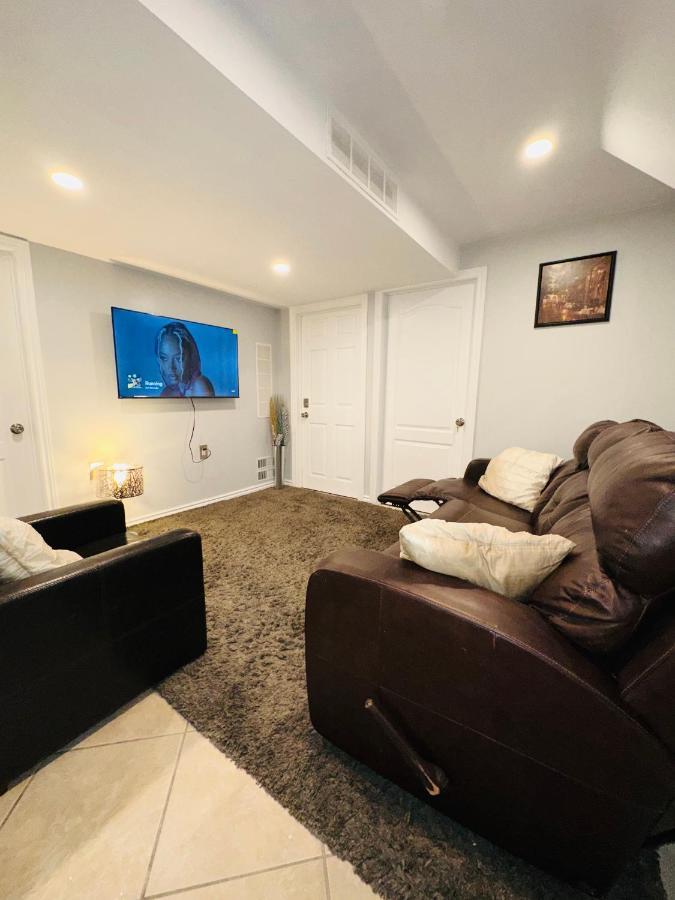 Deluxe Double Room- Hazel Stays Mississauga Exterior photo
