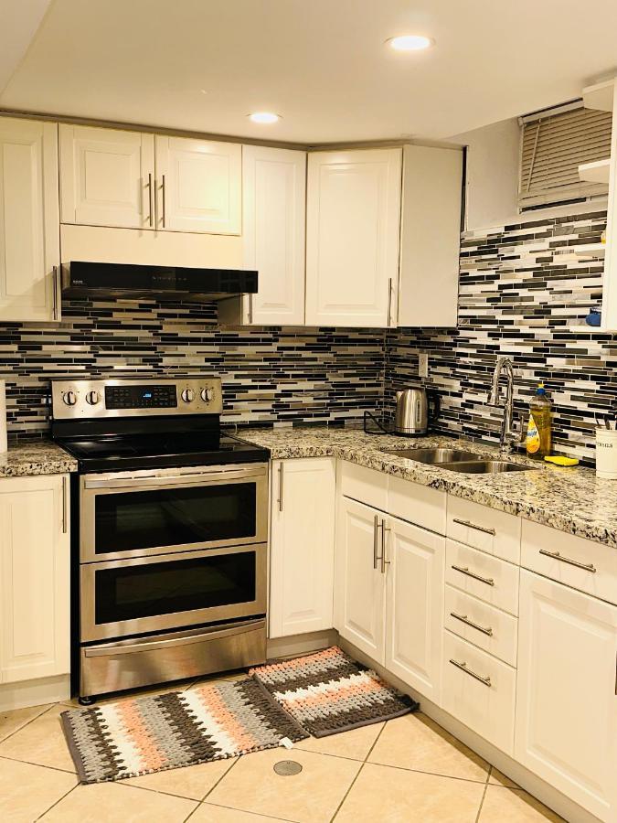 Deluxe Double Room- Hazel Stays Mississauga Exterior photo